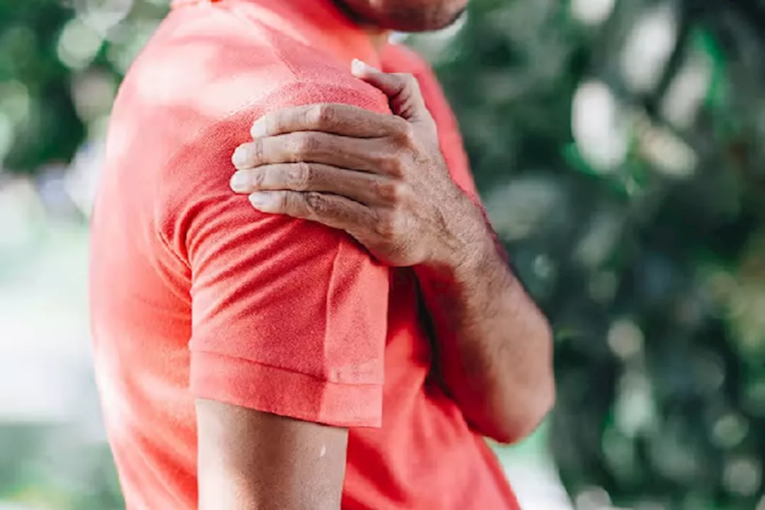 تشعر بتنميل في ذراعك اليمنى؟- 5 أمراض قد تكون السبب