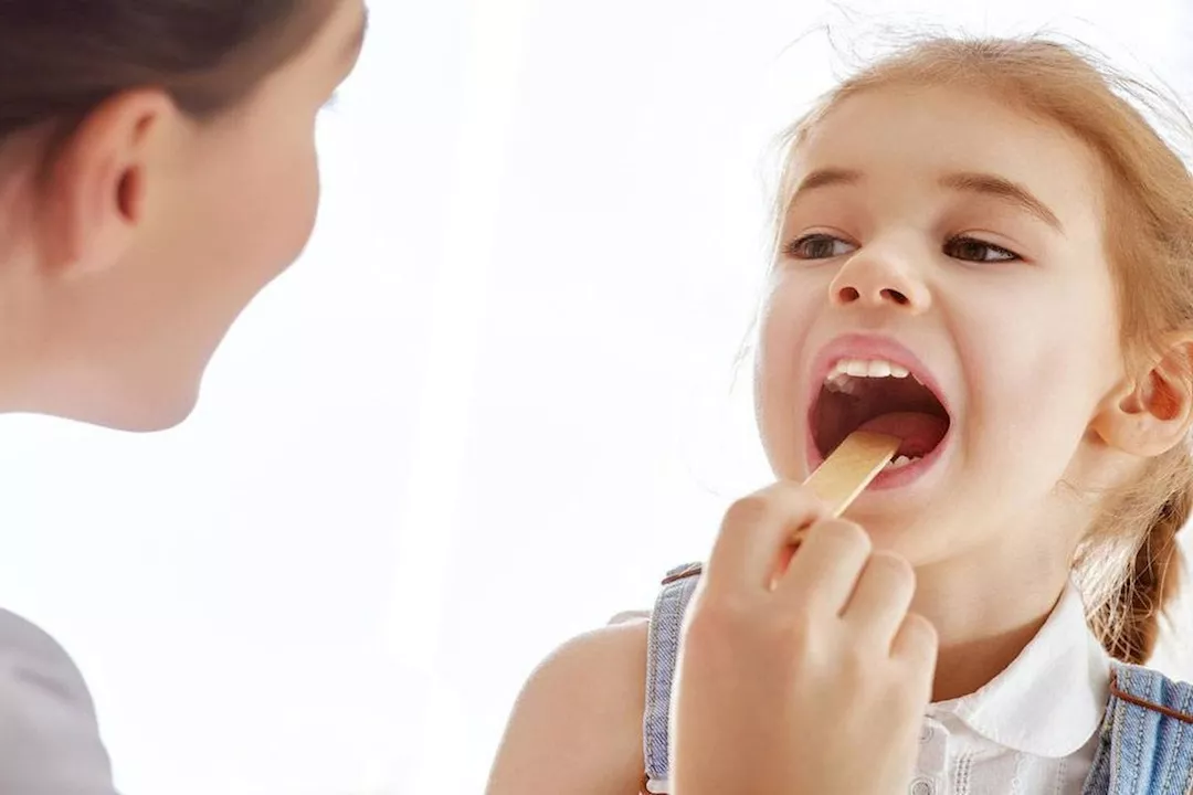 5 مشروبات دافئة تُخفف التهاب الحلق لدى الأطفال صيفًا