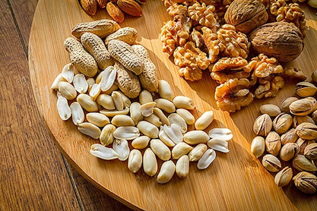 ماذا يحدث لجسمك عند تناول المكسرات على الريق؟