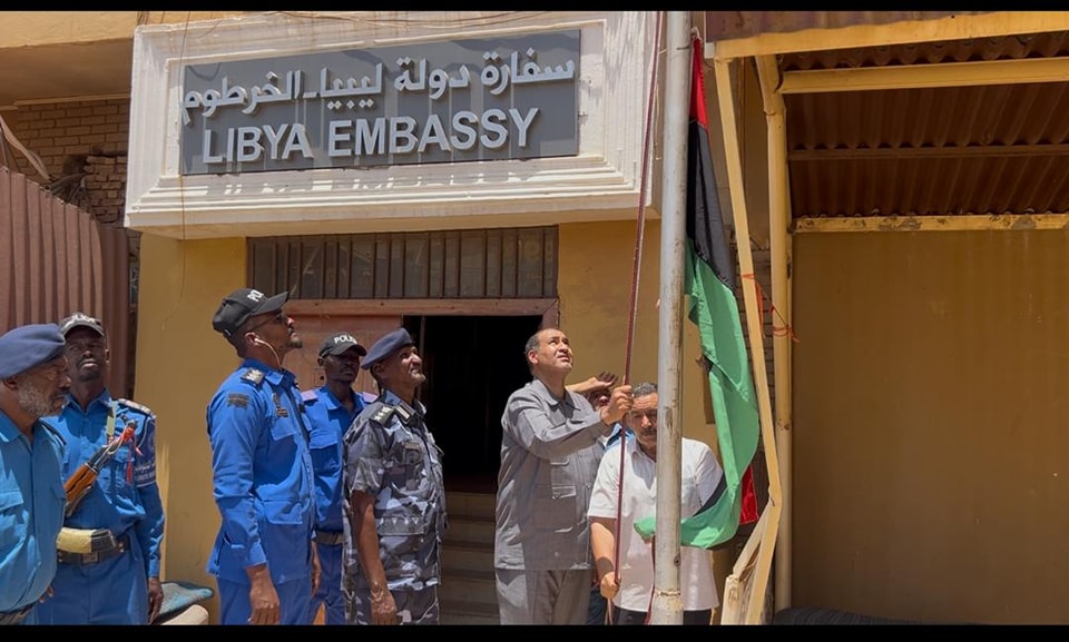 رفع علم ليبيا على مقر السفارة في الخرطوم