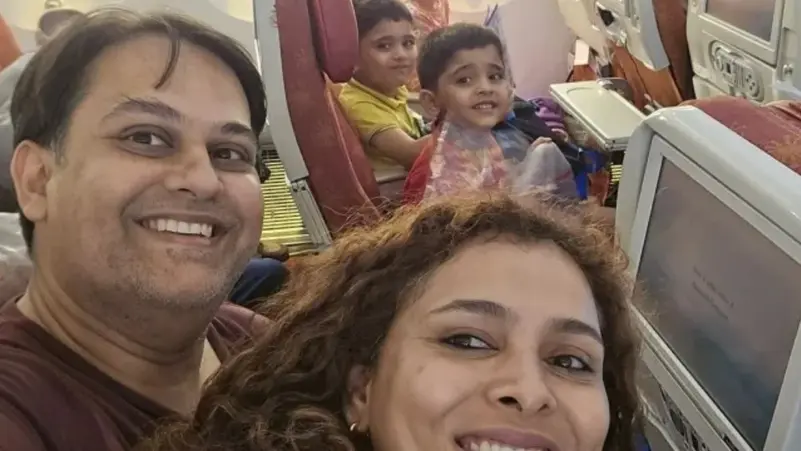 صورة الموت.. قصة الابتسامة الأخيرة لعائلة الطائرة الهندية المنكوبة