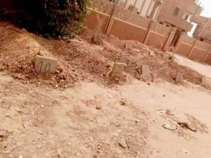 مقابر بديلة في ميادين وشوارع الخرطوم بحري تثير هواجس السكان