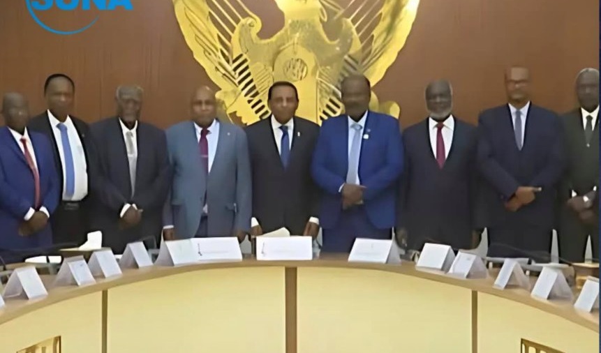 رئيس الوزراء السوداني الجديد يعقد أول اجتماع له مع طاقم الحكومة
