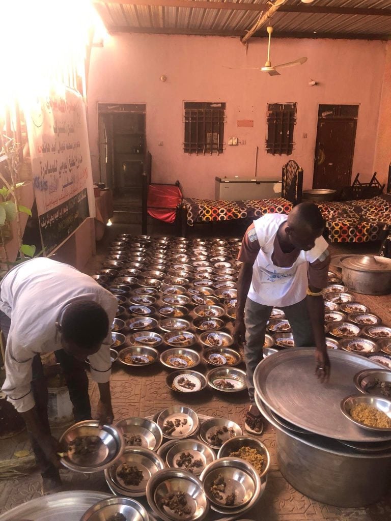 مبادرة خيرية توزع وجبات غذائية لـ(800) أسرة بالفاشر