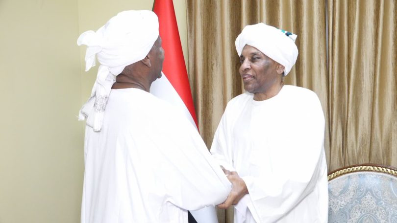 كامل إدريس يقف على مجمل الأوضاع بمطارات السودان