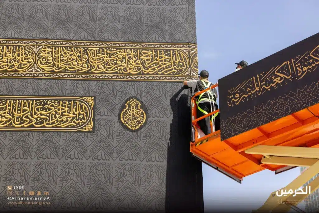 الكعبة تتلقى ثوبها الجديد.. تفاصيل حصرية لتغيير الكسوة