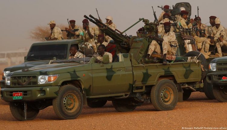 السودان.. نقل ضباط إلى السجن