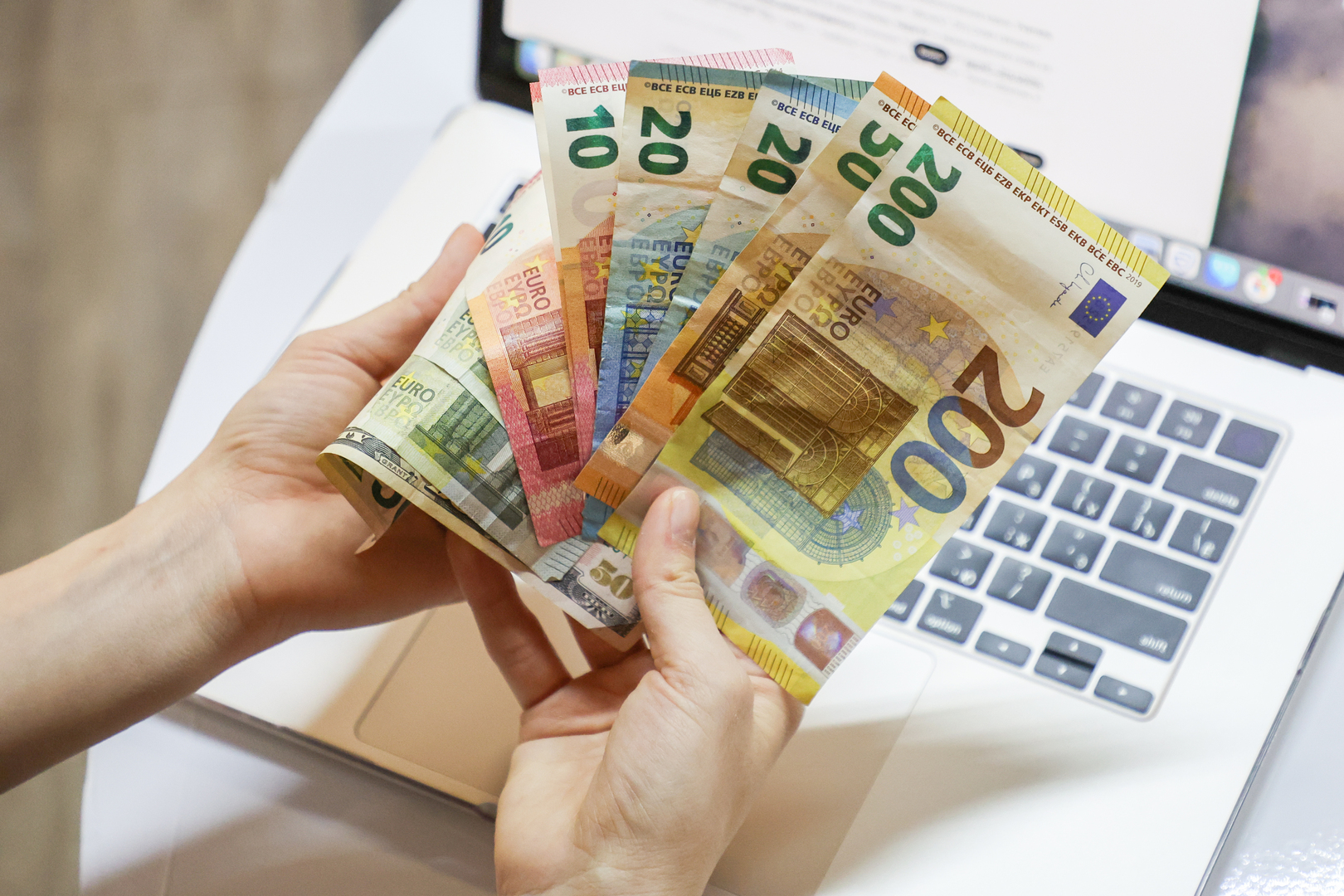 بعد بيانات منطقة اليورو.. العملة الأوروبية تكتسب زخما جديدا