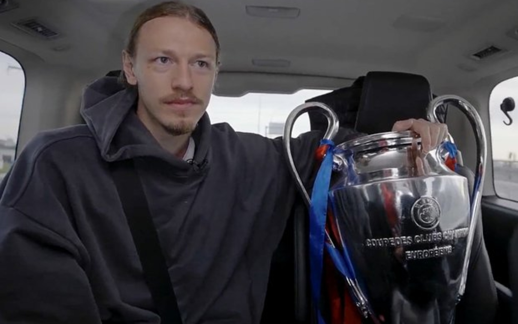 حارس باريس سان جيرمان يصل موسكو بكأس مقلدة لدوري الأبطال
