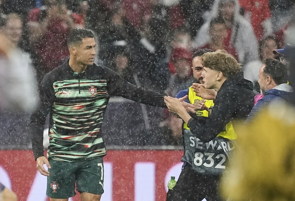 رونالدو "ينجو" من أحد رجال أمن ملعب مباراة البرتغال وألمانيا