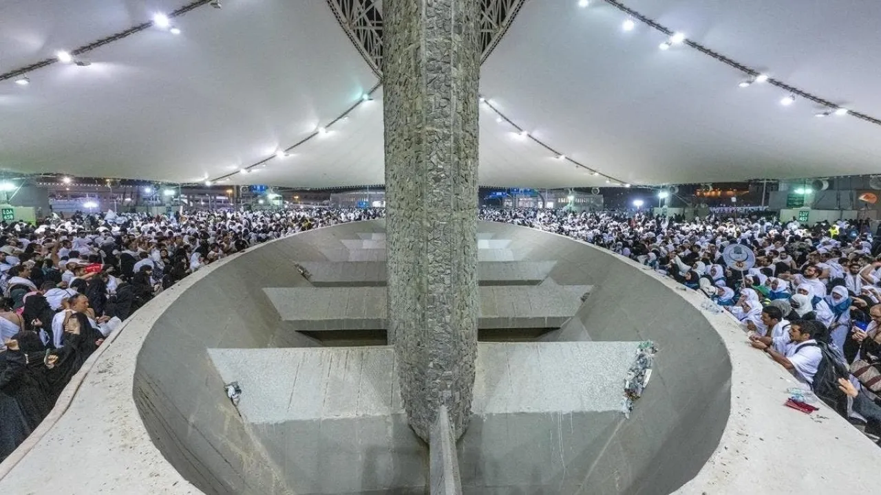 أكثر من مليون ونصف حاج يؤدون رمي الجمرات في منى صباح عيد الأضحى