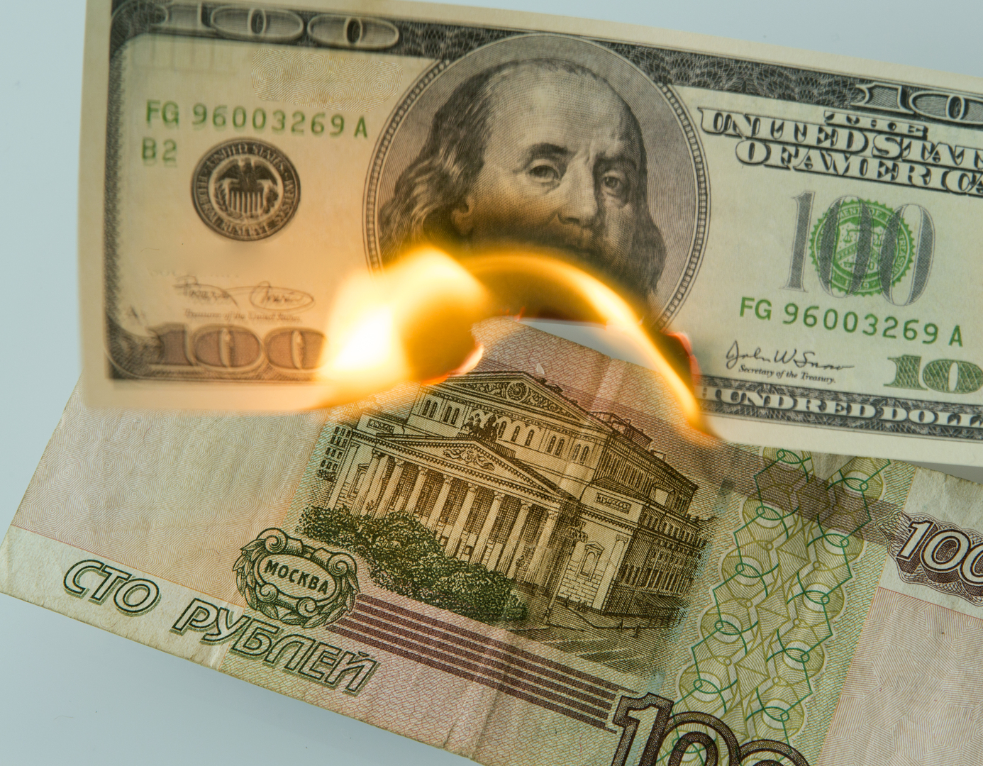 بين تعافي الروبل وتراجع الدولار.. الروس يقللون شراء العملات الأجنبية
