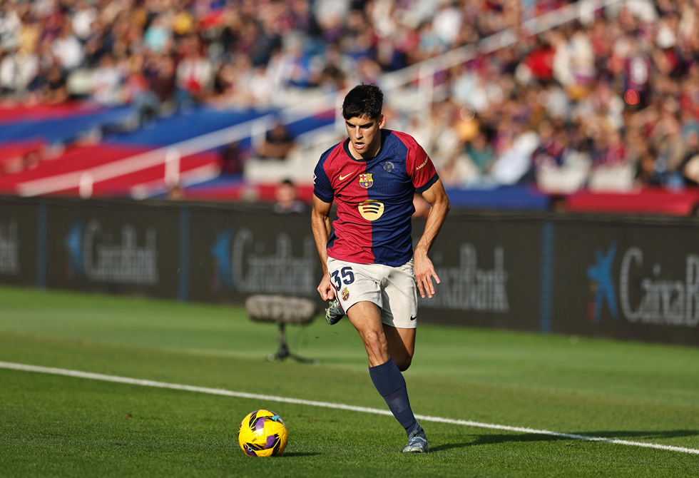 مدافع برشلونة جيرارد مارتن يخضع لجراحة بعد كسر يده