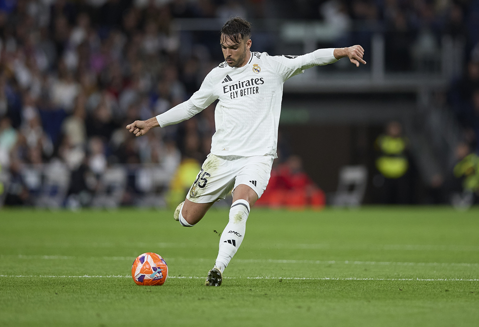 بشرط جزائي ضخم.. ريال مدريد يحصن مدافعه الواعد أسينسيو