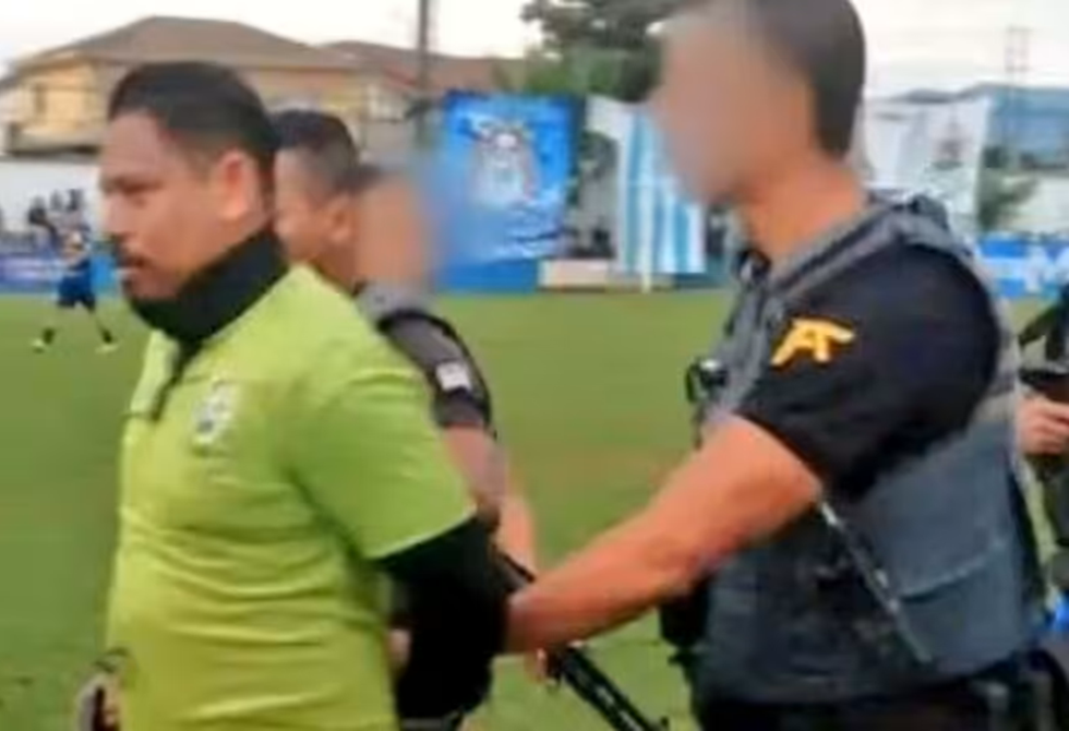 واقعة غريبة في البرازيل.. الشرطة تقتحم الملعب وتعتقل الحكم وسط المباراة (فيديو)