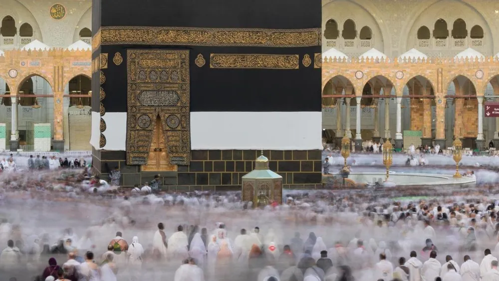 حجاج بيت الله الحرام يؤدون طواف الإفاضة