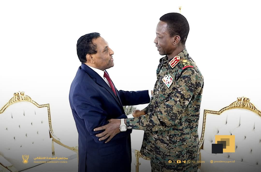 عضو مجلس السيادة الفريق أول ركن كباشي يلتقي رئيس مجلس الوزراء