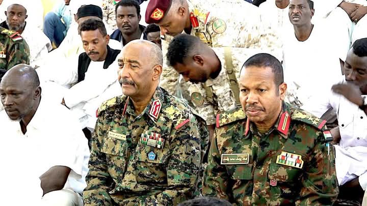 البرهان وعقار يؤديان صلاة العيد ببورتسودان