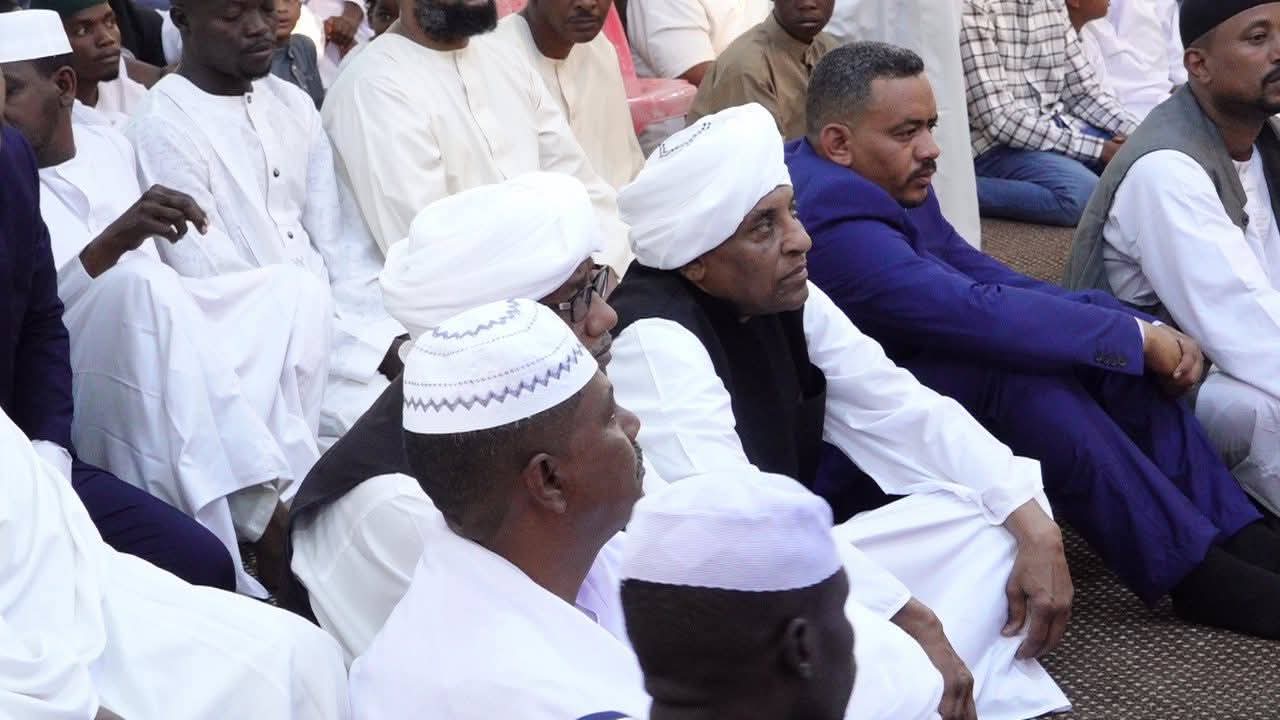 كامل إدريس يظهر في مسجد قباء في أول أيام العيد