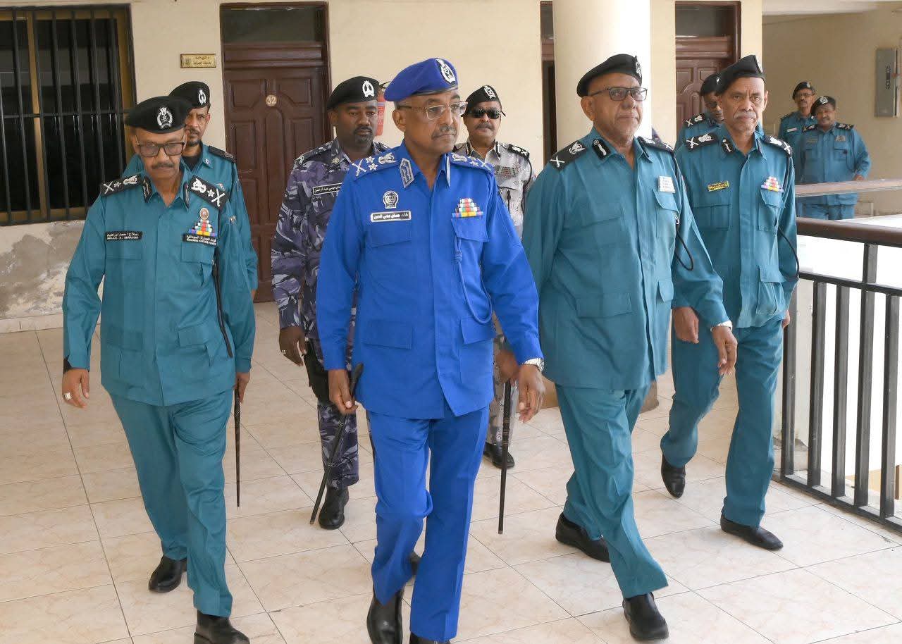 وزير الداخلية المكلف يتفقد قوات الجمارك  ويشيد بجهودها في حماية الإقتصاد الوطنى