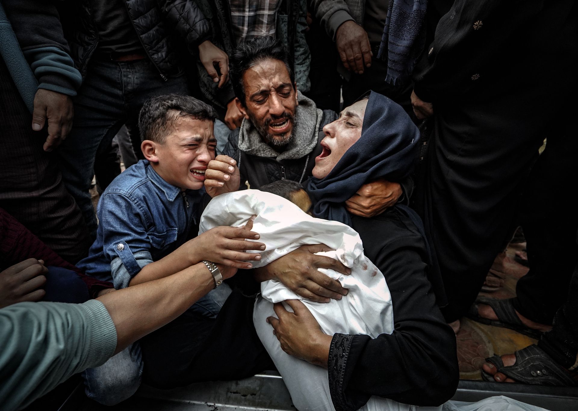 غزة تشيع نضال وكندة.. رضيعان قتلهما الحصار الإسرائيلي