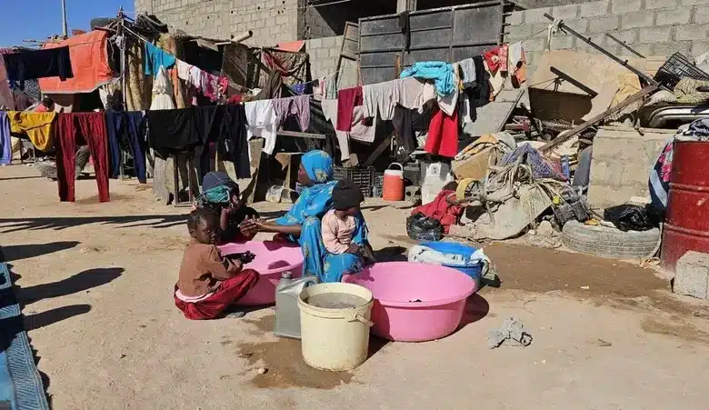مأساة في ليبيا.. لاجئون سودانيون يفترشون العراء بعد حرق المخيمات