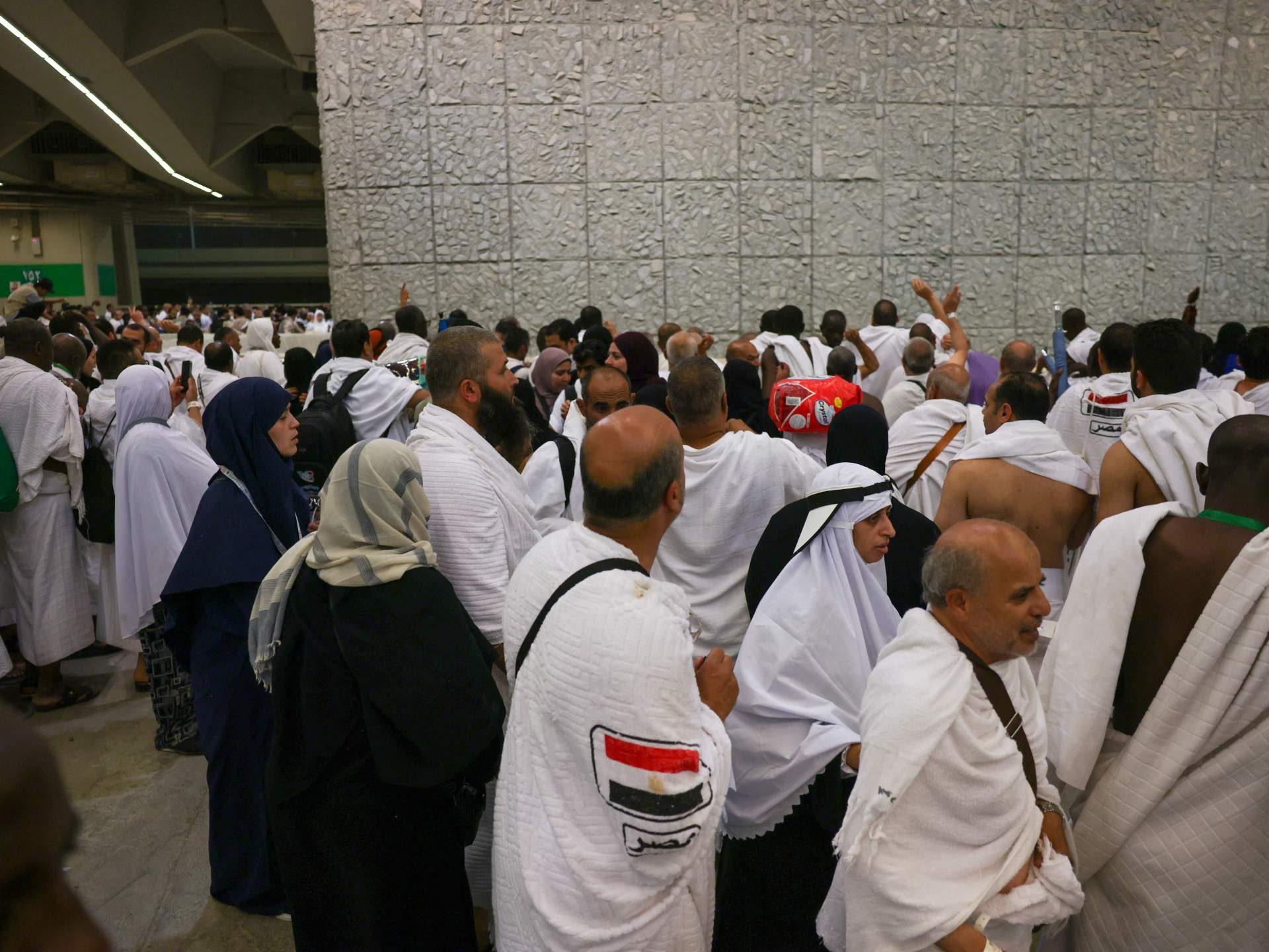 الحجاج يبدؤون رمي الجمرات في أول أيام عيد الأضحى