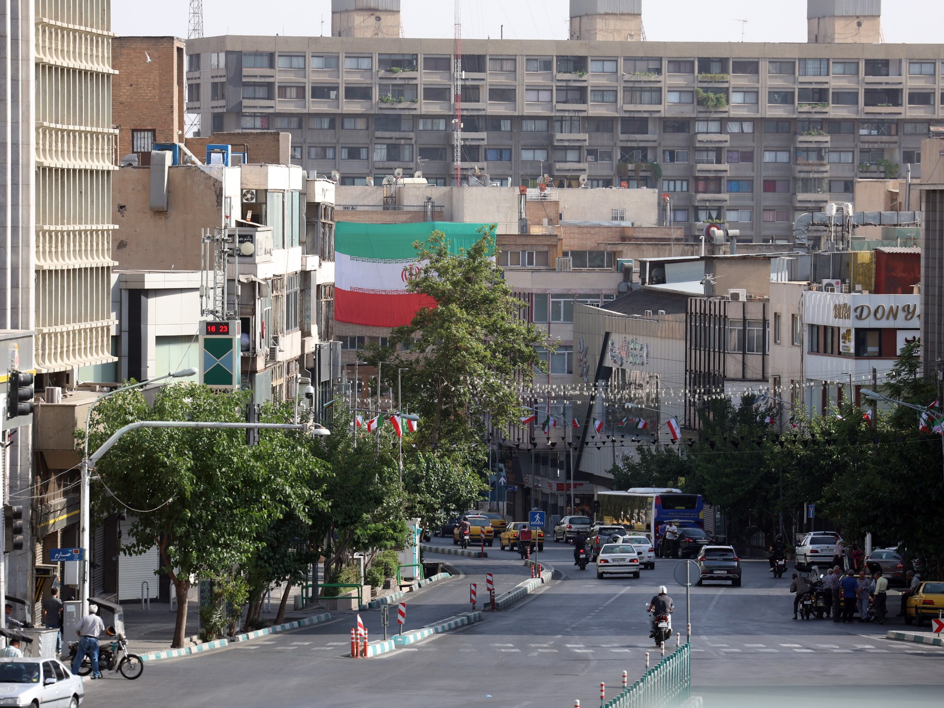 إيران تفعل دفاعاتها الجوية وإسرائيل تحذر سكان طهران مع إعلان ترامب