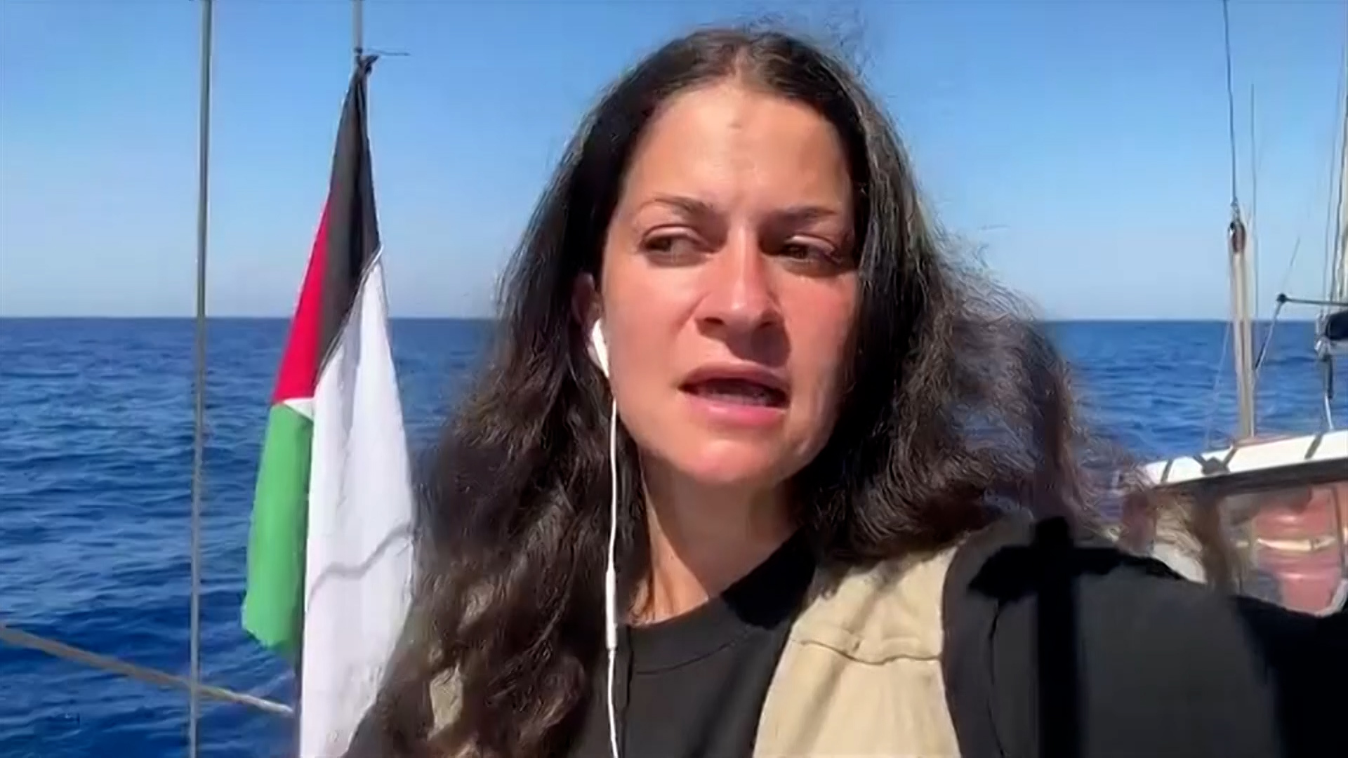 "مادلين" تقترب من السواحل المصرية ورسائل للعالم من على متنها لدعم غزة