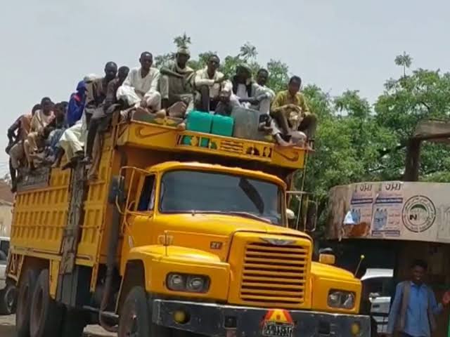 شاحنات ضخمة.. ماذا يحدث لمئات السودانيين العائدين من ليبيا؟