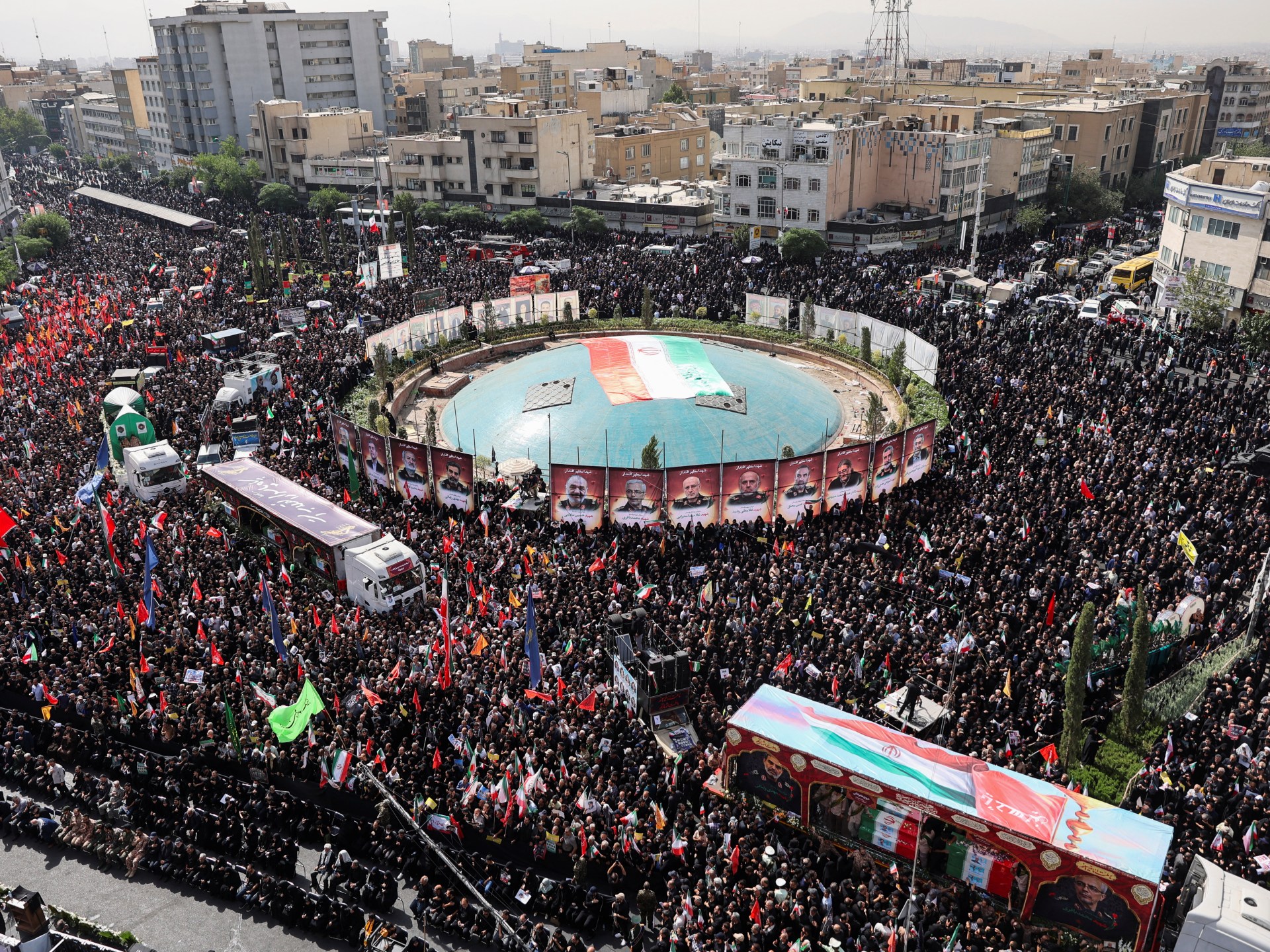 إيران تشيع 60 من كبار قادتها العسكريين وعلمائها النوويين