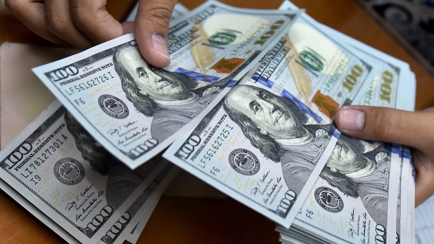 في يوم واحد.. خبير اقتصادي: خروج 800 مليون دولار أموال ساخنة من مصر (فيديو)