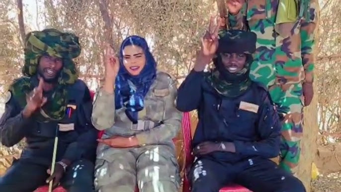 شاهد بالفيديو.. ضابطة الدعم السريع الحسناء تحظى باستقبالات حاشدة لحظة دخولها إحدى الاحتفالات والجنود والرجال الحاضرين يقفون لإلقاء التحية لها وساخرون: (وسع الطريق محطة غيار الزيت وصلت)