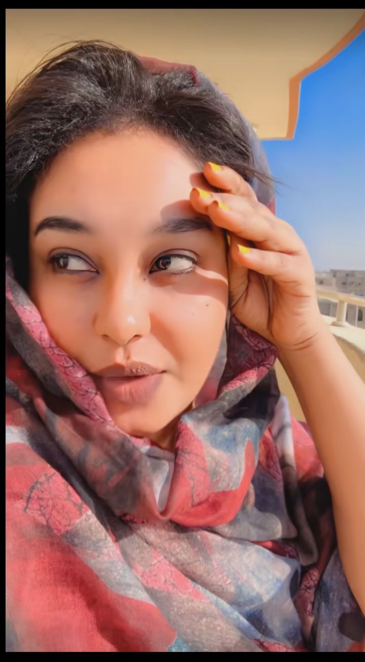 شاهد بالفيديو.. حسناء السوشيال ميديا “صفاء” تسخر من آل دقلو: (القوني مباري الحفلات ومخلي الحرب وعبد الرحيم اختفى بطرحته البمبية بعد غلبه الشغل والدويلة لن تحكمنا واسألوا تسابيح)