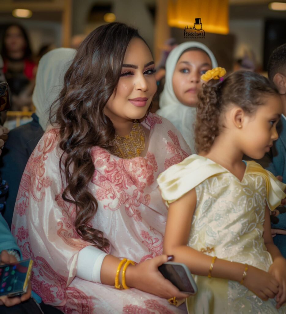 شاهد بالصورة.. السلطانة هدى عربي تخطف الأضواء بإطلالة مميزة مع والدتها