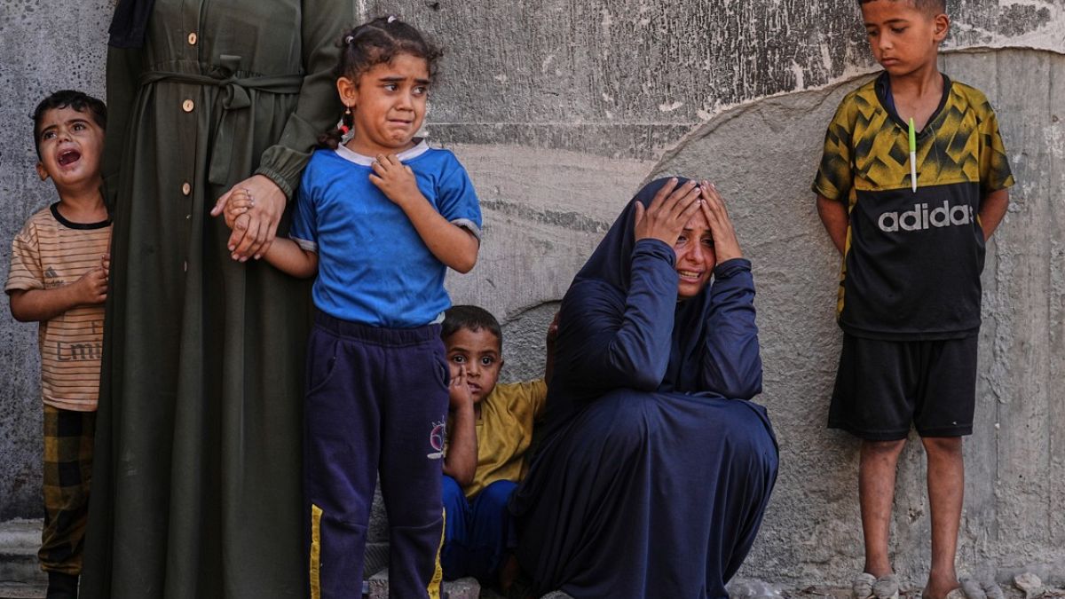 إسرائيل تعترف: مدنيون أصيبوا أمام مراكز توزيع المساعدات في غزة ونستخلص العبر مما حدثأقرّ الجيش الإسرائيلي بوقوع إصابات بين مدنيين فلسطينيين في مراكز توزيع المساعدات بغزة، معلنًا عن تعليمات جديدة للجنود بعد تحقيقات ميدانية. يأتي ذلك في ظل اتهامات للجيش بارتكاب جرائم حرب، فيما نقلت تقارير عن قصف مدفعي غير دقيق أدى إلى سقوط ضحايا وفق تعبيراقرأ المقال كاملا