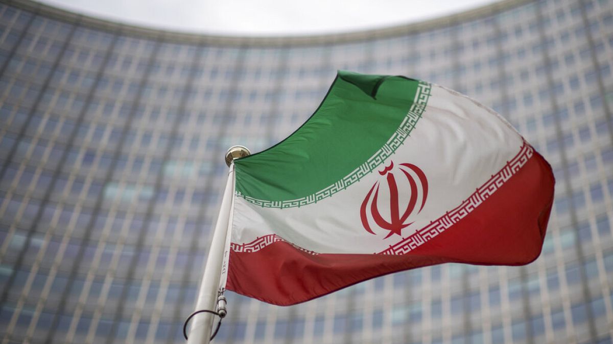 طهران تلوّح  برفع التخصيب إلى 90%.. والأمم المتحدة تعبر عن قلقها من تعليق التعاون مع الوكالة الدوليةعبّرت الأمم المتحدة عن قلقها الشديد إزاء قرار طهران تعليق تعاونها مع الوكالة الدولية للطاقة الذرية، في خطوة تزامنت مع تصريحات لافتة من مسؤولين إيرانيين عن قدرة إيران على تخصيب اليورانيوم بنسبة 90%، وهي النسبة اللازمة لتصنيع أسلحة نووية.اقرأ المقال كاملا