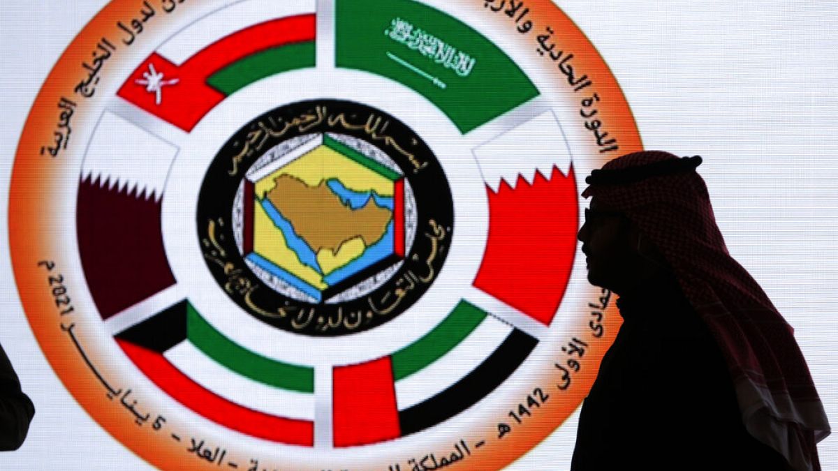 دعم خليجي متجدد للبنان.. تأكيد على الأمن والاستقرار والتنميةجدد مجلس التعاون الخليجي، يوم الثلاثاء، تأكيده على دعمه الكامل لكل ما من شأنه تعزيز الأمن والاستقرار في لبنان، بما يسهم في تحقيق الازدهار والتنمية المستدامة للشعب اللبناني.اقرأ المقال كاملا