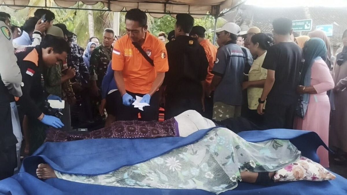 كارثة بحرية جديدة في إندونيسيا: قتلى وعشرات المفقودين في غرق عبّارة قرب جزيرة باليغرقت عبارة قرب جزيرة بالي الإندونيسية ليل الأربعاء بعد نصف ساعة من إبحارها، ما أسفر عن وفاة 4 أشخاص على الأقل وفقدان 32 آخرين، فيما تم إنقاذ 29 شخصًا. وتشارك قوات الإنقاذ والصيادون المحليون في عمليات البحث في ظروف جوية صعبة.اقرأ المقال كاملا