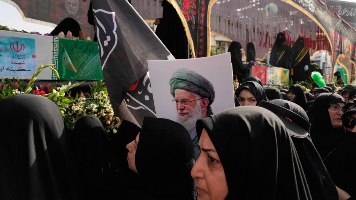 "لمحاسبة إسرائيل وأمريكا".. إيران تُطالب بضمانات للعودة إلى الحوار وترامب ينفي التواصل معها طالبت الخارجية الإيرانية المجتمع الدولي بالاعتراف بأن إسرائيل هي "البادئة بالعدوان" ودعت إلى محاسبتها وواشنطن.اقرأ المقال كاملا