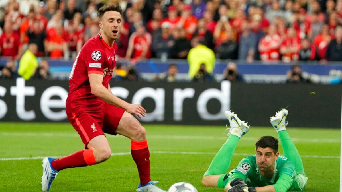 حادث سيارة في إسبانيا يودي بحياة نجم الكرة البرتغالي ديوجو جوتا لاعب فريق ليفربولتوفي لاعب كرة القدم البرتغالي البالغ من العمر 28 عاماً بعد تعرضه لحادث سير في منطقة زامورا الإسبانية، وفقاً لما ذكرته صحيفة ماركا.اقرأ المقال كاملا