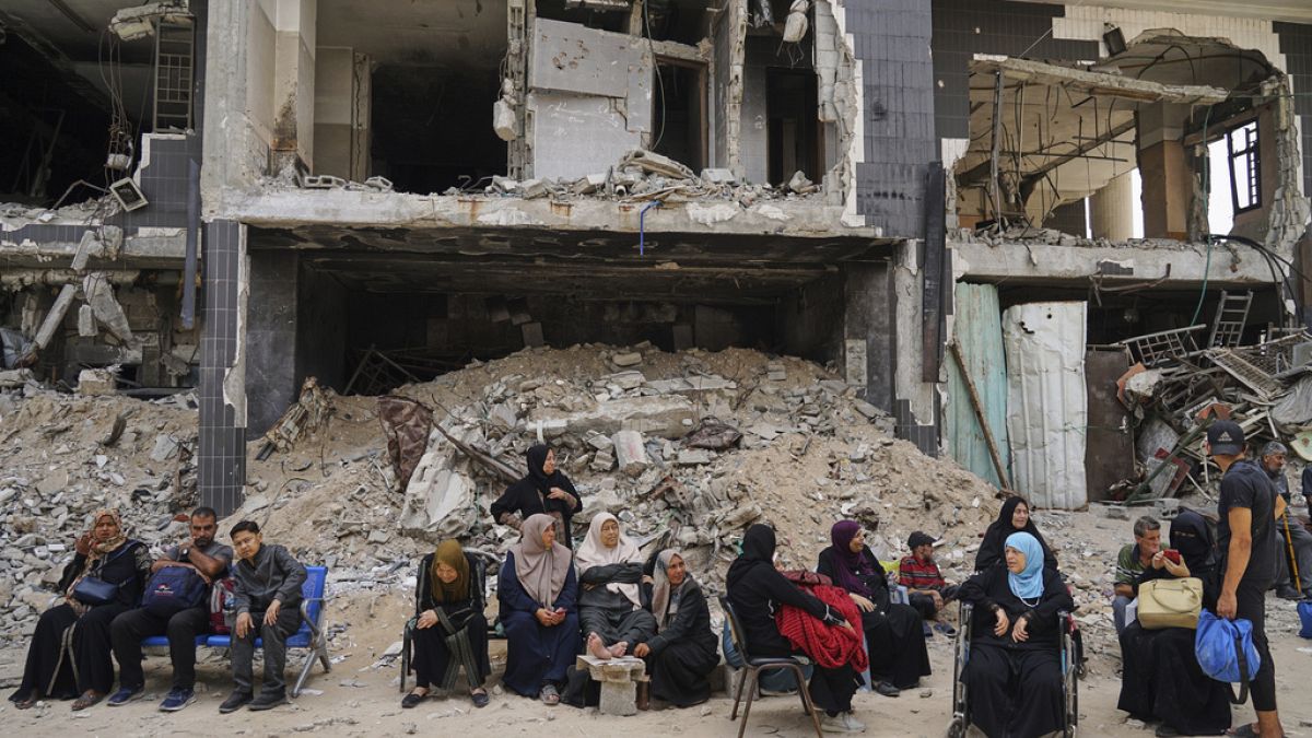 منزل "العماوي" يتحوّل إلى مقبرة: ثمانية أشخاص من عائلة واحدة قضوا بغارة إسرائيلية في غزةثمانية أفراد من عائلة واحدة قُتلوا بفعل غارة إسرائيلية استهدفت بلدة الزوايدة وسط قطاع غزة. في لحظة خاطفة، تحوّل البيت إلى مقبرة، واختلط الركام بأسماء ضحايا كانوا قبل ساعات فقط يتقاسمون ويلات الحرب.اقرأ المقال كاملا