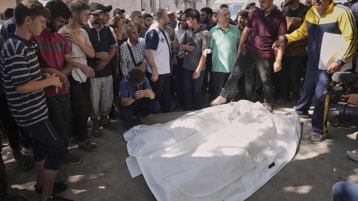 تشييع مهيب لمدير المستشفى الإندونيسي وعائلته بعد استهدافهم في غارة إسرائيلية غرب غزةشيع الفلسطينيون مدير المستشفى الإندونيسي د. مروان السلطان مع عائلته بعد استهدافهم بغارة إسرائيلية غرب غزة، في حين تجاوز عدد القتلى في القطاع 57 ألفاً وفق وزارة الصحة.اقرأ المقال كاملا