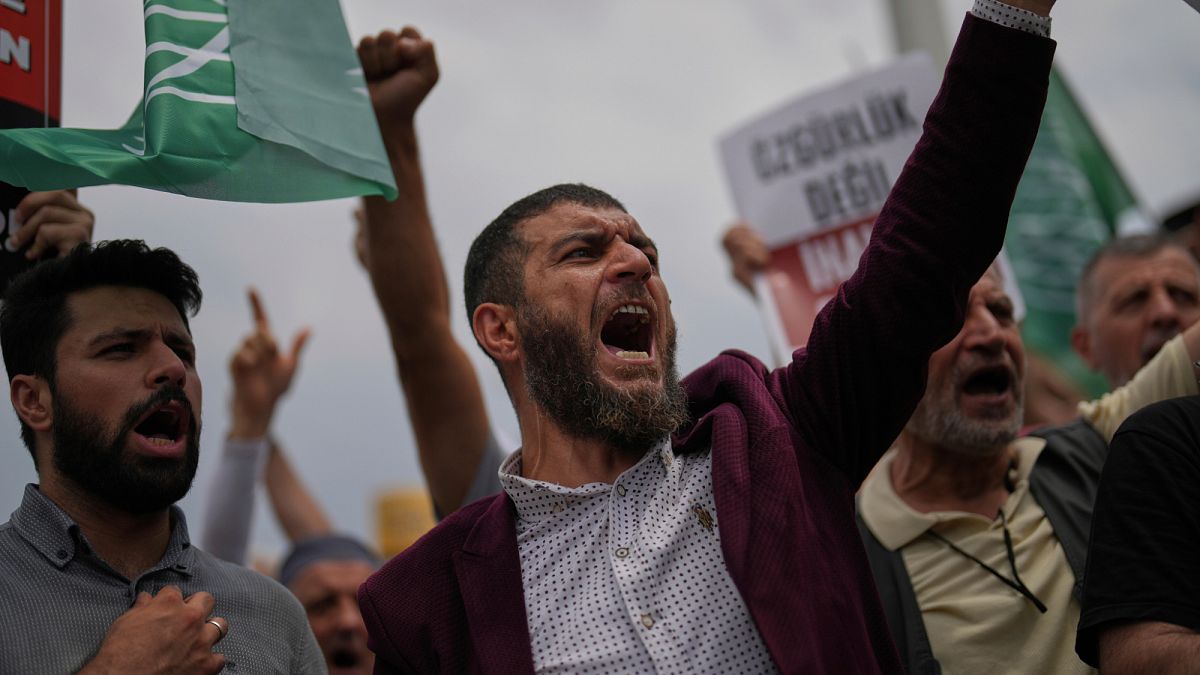 محتجون أتراك يهاجمون مكاتب مجلة ساخرة في اسطنبول بسبب رسم كاريكاتوري مثير للجدلاندلعت احتجاجات في إسطنبول بعد أن نشرت مجلة ساخرة رسماً كاريكاتيرياً يبدو أنه يصور شخصيات باسم محمد وموسى وهما يحييان بعضهما البعض بينما كانت الصواريخ تنهال من السماء.اقرأ المقال كاملا