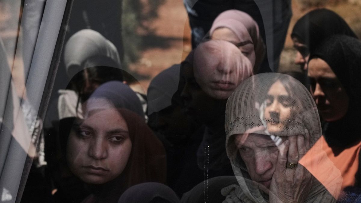 الضفة الغربية تحت النار: خطة إسرائيلية لهدم مئات المنازل في مخيم طولكرم أخطر الجيش الإسرائيلي 50 عائلة في مخيم طولكرم بقرارات هدم منازلهم، في إطار خطة أوسع تستهدف نحو 400 وحدة سكنية. ويأتي القرار وسط حملة عسكرية متواصلة على المخيمات شمال الضفة الغربية، تُبرّرها إسرائيل بدواعٍ أمنية، فيما تحذر منظمات حقوقية من أنها ترقى إلى عقاب جماعي وتُنذر بحدوث أزمة إنسانية متفاقمة.اقرأ المقال كاملا