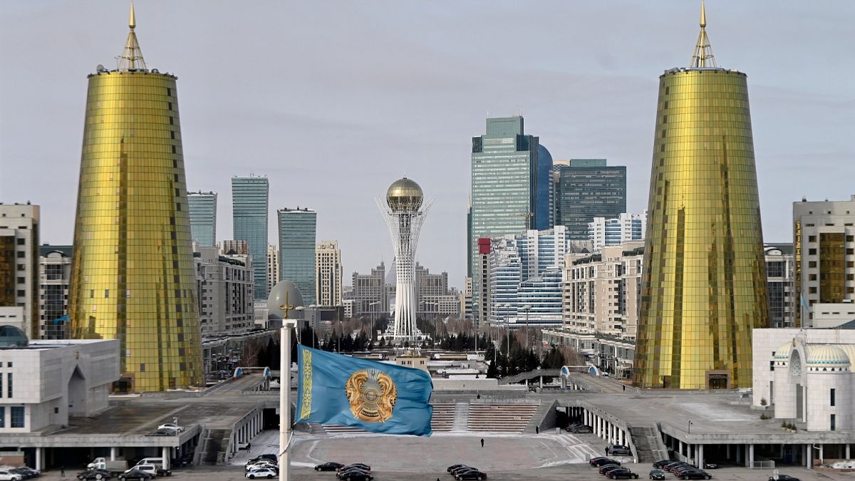 لا نقاب ولا برقع.. كازاخستان المسلمة تحظر تغطية الوجه في الأماكن العامةمن الحجج الشائعة ضد حظر النقاب والبرقع، أن هذا التقليد موضة جديدة مستوردة من الدول العربية، إذ أنه لم يثبت تاريخيا أن غطت النساء وجوههن في كازاخستان.اقرأ المقال كاملا