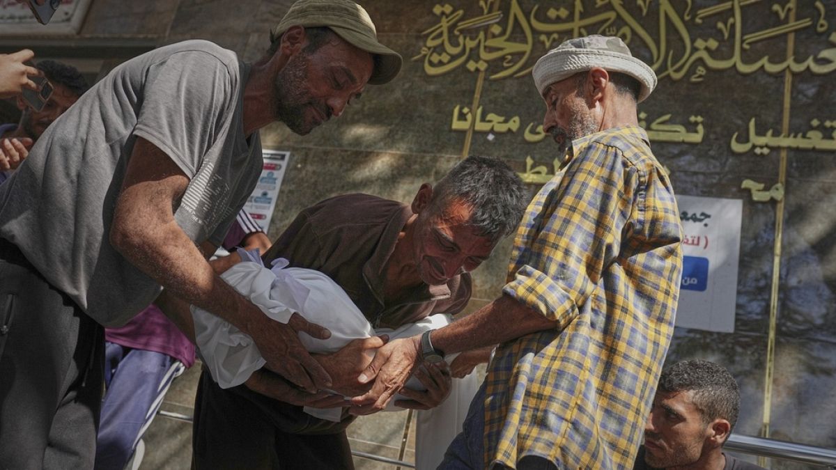 مقتل وإصابة أكثر من 59 فلسطينياً في استهداف إسرائيلي لاستراحة على شاطئ غزةشنت إسرائيل هجوماً جوياً على استراحة "الباقة" شاطئ غزة، ما أسفر عن مقتل 24 شخصاً وإصابة العشرات، بينهم صحفي ليرتفع عدد قتلى الصحفيين إلى 227 منذ بدء العدوان.اقرأ المقال كاملا