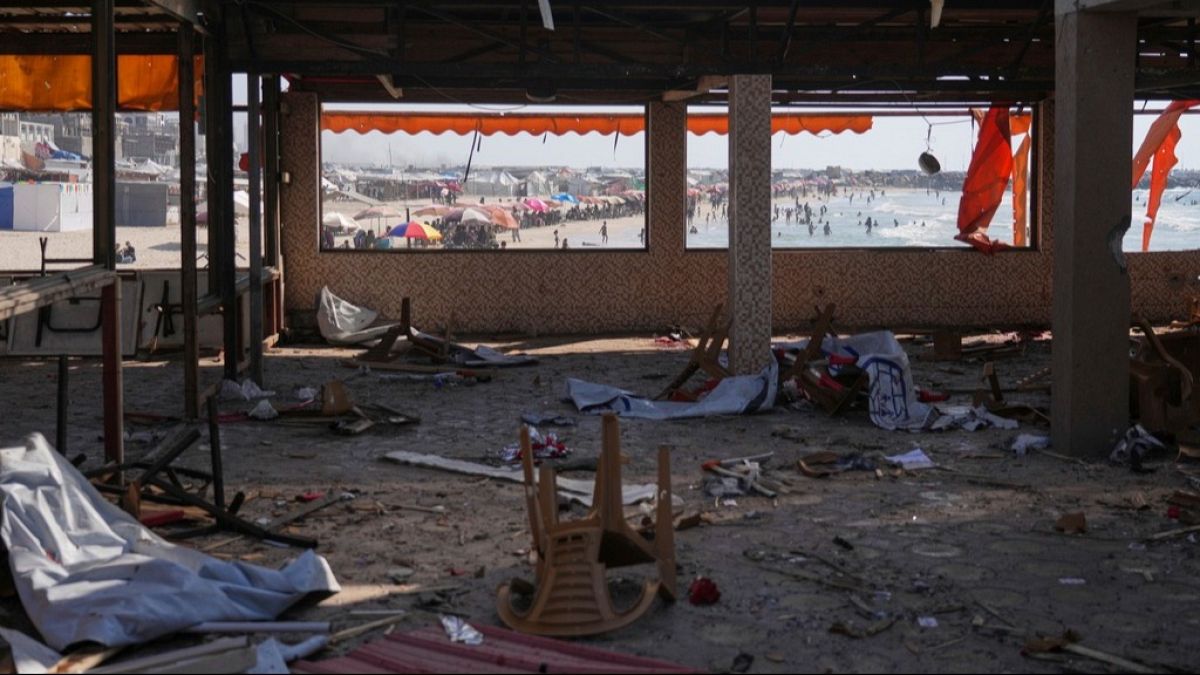 إسرائيل استخدمت قنبلة أمريكية الصنع تزن 500 رطل لقصف مقهى في غزةلم يكن المقهى المطلّ على شاطئ غزة هدفًا عسكريًا، لكنّ الجيش الإسرائيلي استخدم لقصفه قنبلة تزن 500 رطل (نحو 230 كيلوغرامًا)، أمريكية الصنع من طراز MK-82، وهي قنبلة شديدة القوة تُستخدم عادة في الحملات الجوية واسعة النطاق. هذا ما كشفته أدلة ميدانية حلّلتها صحيفة الغارديان بالتعاون مع خبراء ذخائر.اقرأ المقال كاملا