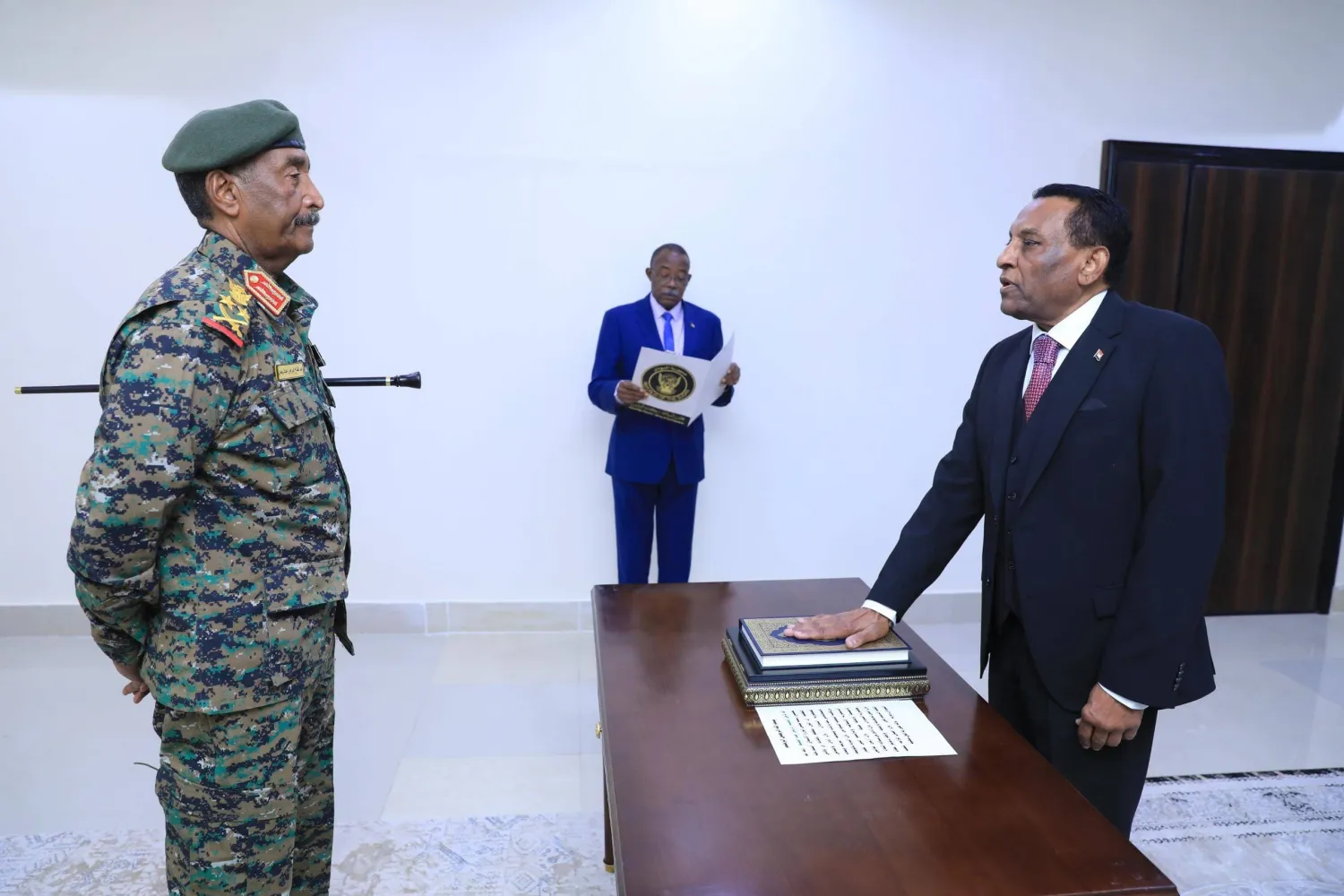 جدل في السودان بعد تعيين محامي البشير وزيراً للعدل