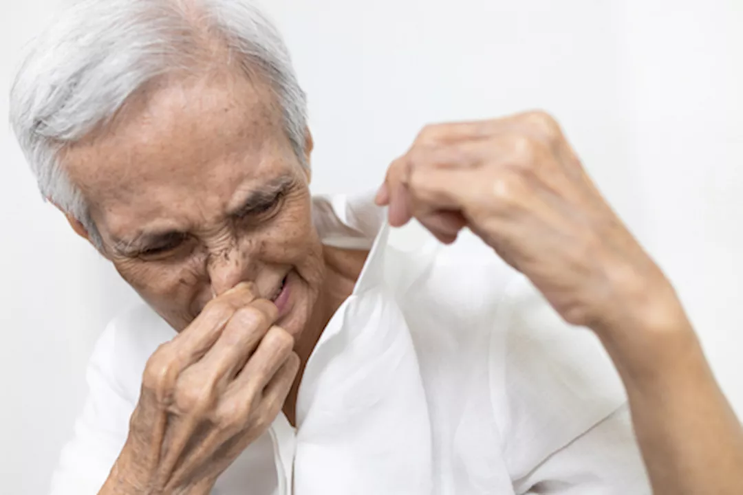 لماذا تخرج رائحة كريهة من كبار السن؟